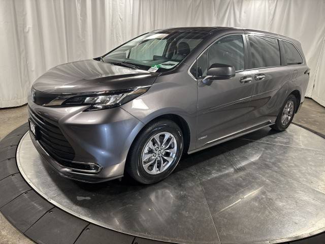 2021 Toyota Sienna XLE AWD photo