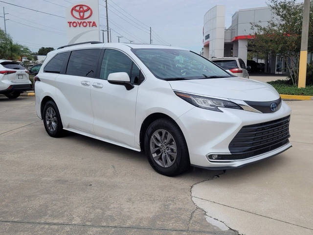 2022 Toyota Sienna XLE FWD photo