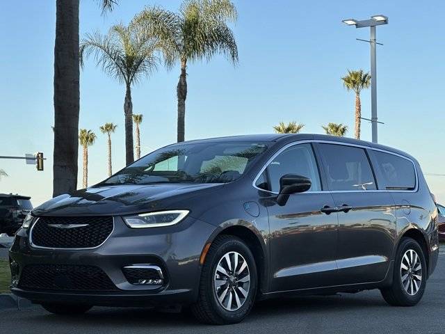 2022 Chrysler Pacifica Minivan Hybrid Touring L FWD photo