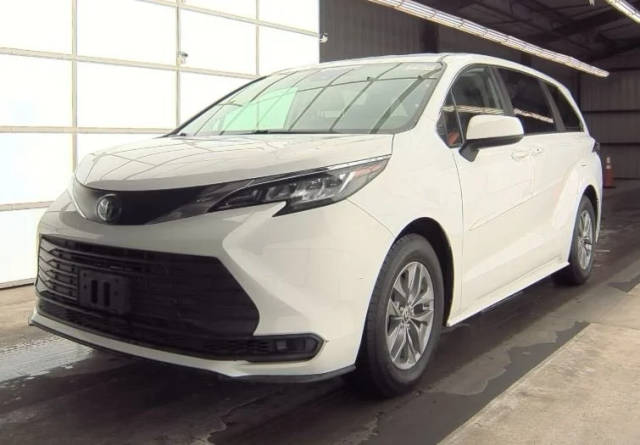 2022 Toyota Sienna LE FWD photo