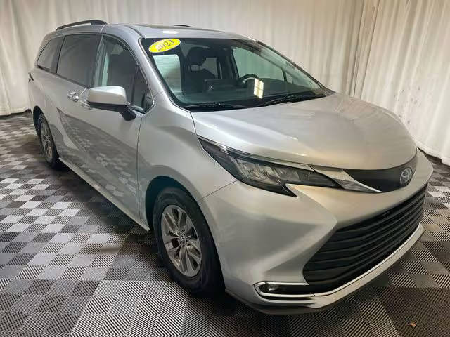 2023 Toyota Sienna XLE FWD photo