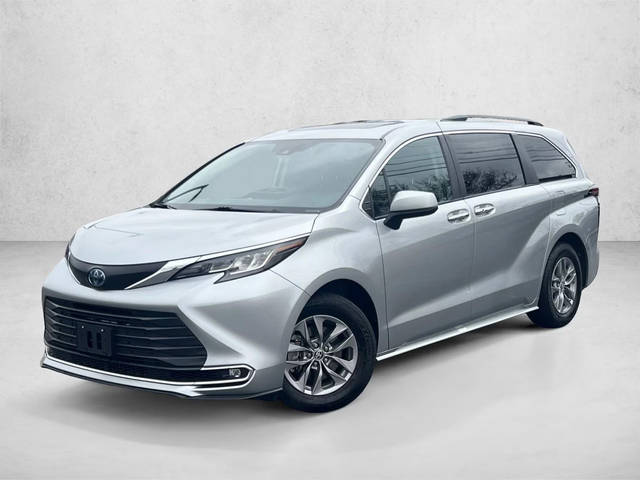 2023 Toyota Sienna XLE FWD photo