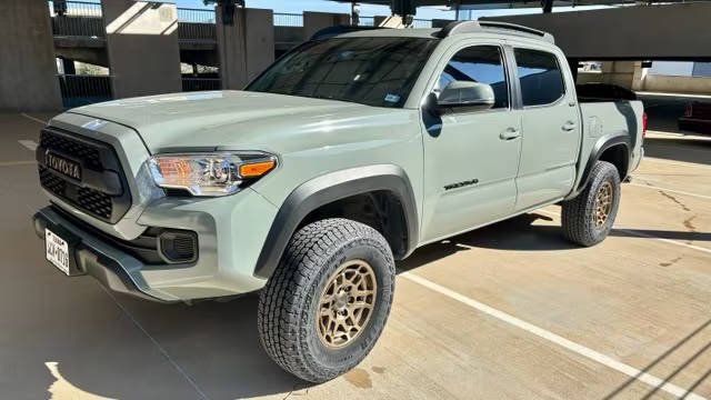 2022 Toyota Tacoma SR5 4WD photo