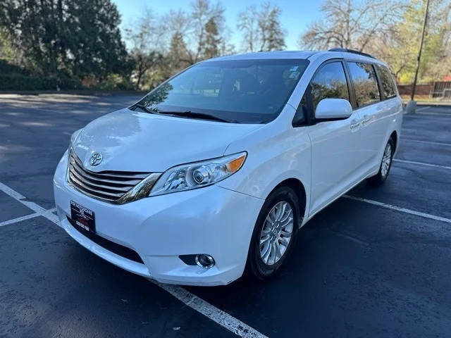 2015 Toyota Sienna  FWD photo