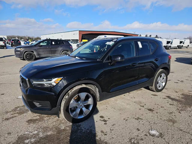 2022 Volvo XC40 Momentum AWD photo