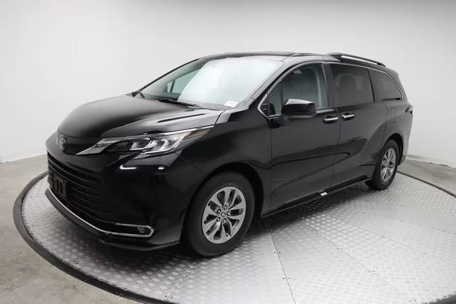 2023 Toyota Sienna XLE FWD photo