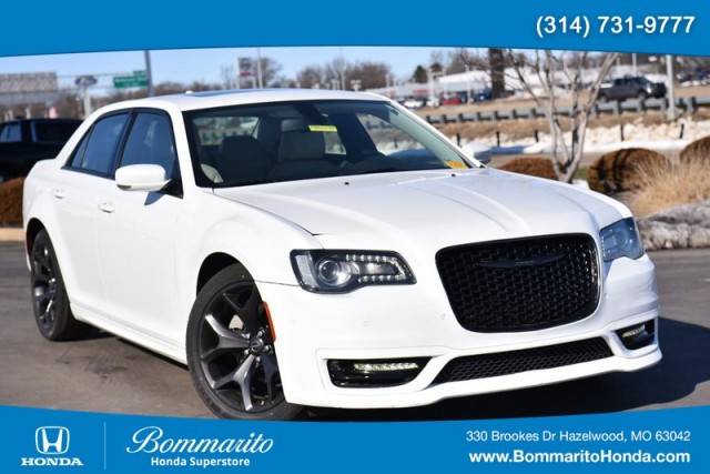 2022 Chrysler 300 Touring L RWD photo