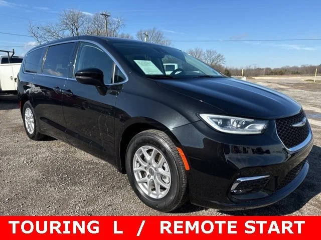 2023 Chrysler Pacifica Minivan Touring L FWD photo