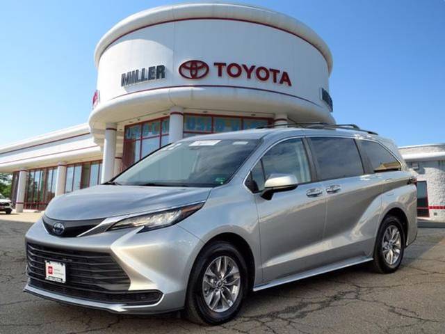 2022 Toyota Sienna LE FWD photo