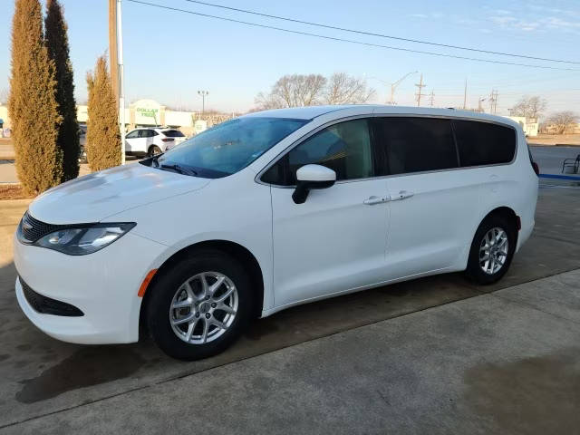 2022 Chrysler Voyager LX FWD photo