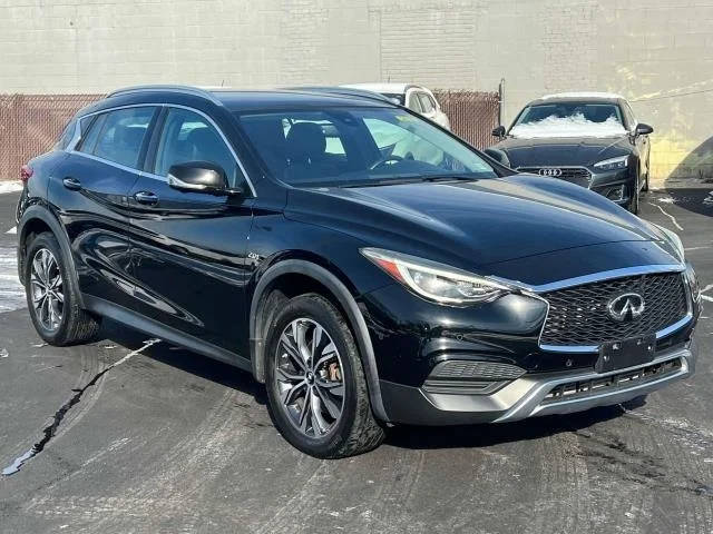 2019 Infiniti QX30 LUXE AWD photo