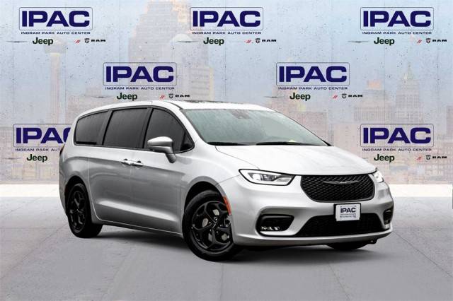 2022 Chrysler Pacifica Minivan Hybrid Limited FWD photo