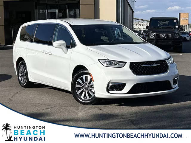 2022 Chrysler Pacifica Minivan Hybrid Touring L FWD photo