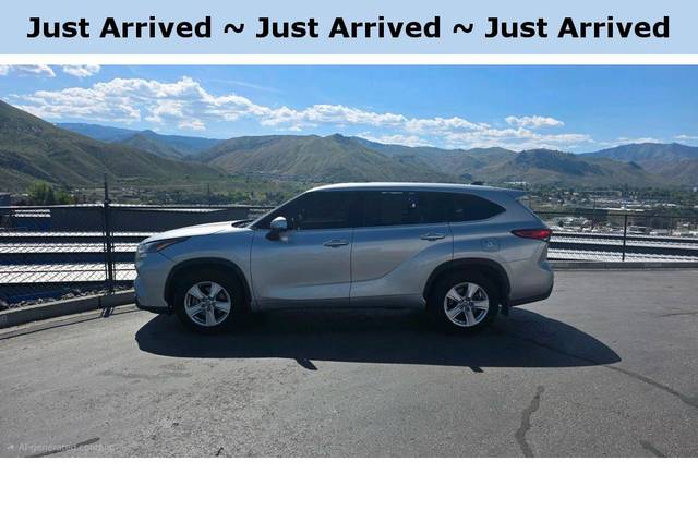 2022 Toyota Highlander LE AWD photo