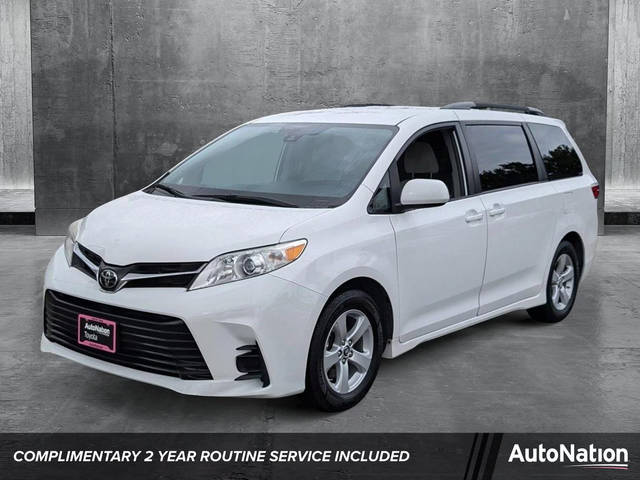 2019 Toyota Sienna LE FWD photo