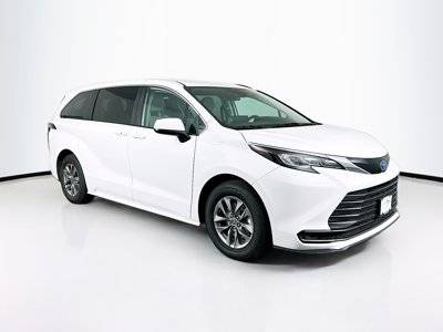 2023 Toyota Sienna LE FWD photo