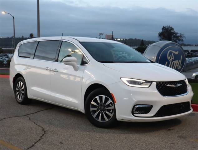 2022 Chrysler Pacifica Minivan Hybrid Touring L FWD photo