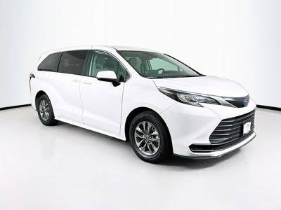 2023 Toyota Sienna LE FWD photo