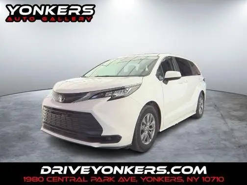 2023 Toyota Sienna LE FWD photo