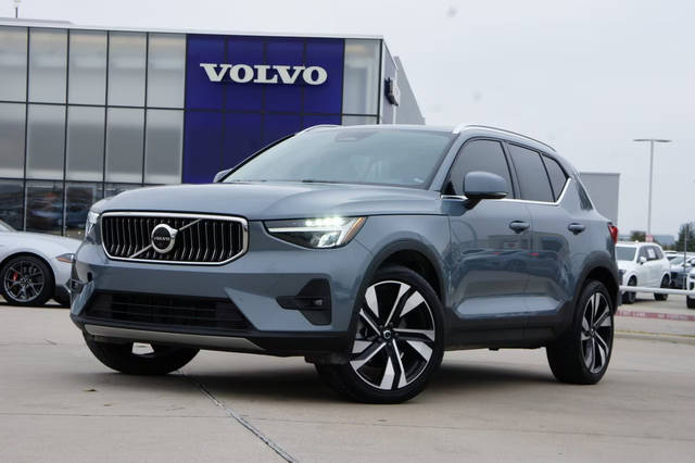 2023 Volvo XC40 Plus Bright Theme AWD photo