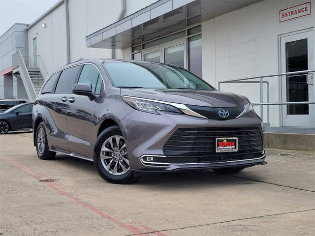 2023 Toyota Sienna XLE FWD photo