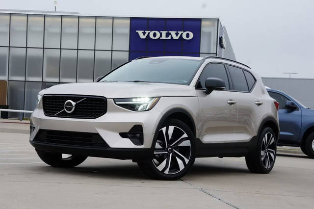 2023 Volvo XC40 Plus Dark Theme AWD photo