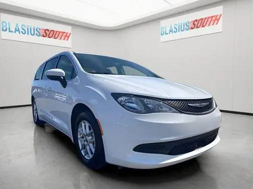 2022 Chrysler Voyager LX FWD photo