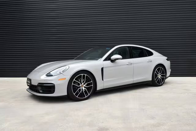 2021 Porsche Panamera  RWD photo