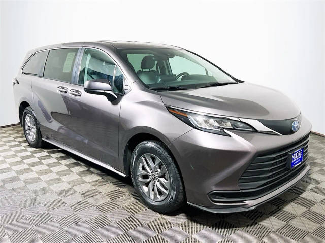 2022 Toyota Sienna LE FWD photo