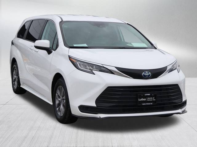 2023 Toyota Sienna LE FWD photo