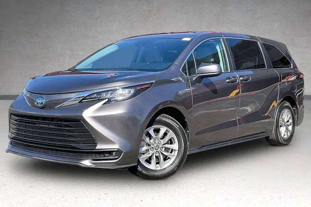 2023 Toyota Sienna LE FWD photo