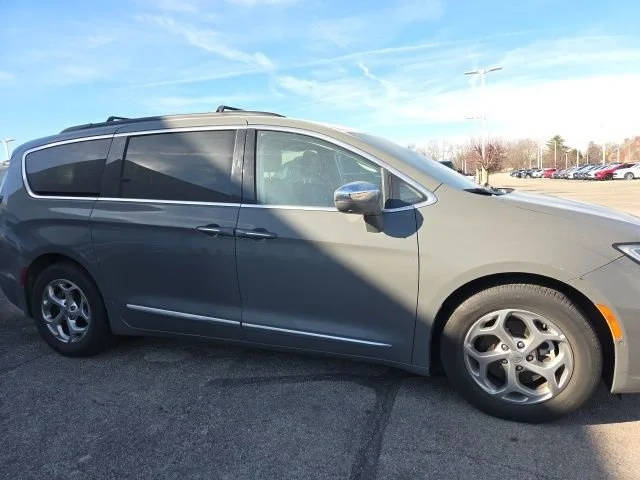 2022 Chrysler Pacifica Minivan Limited FWD photo