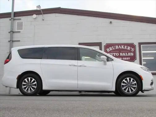 2022 Chrysler Pacifica Minivan Hybrid Touring L FWD photo