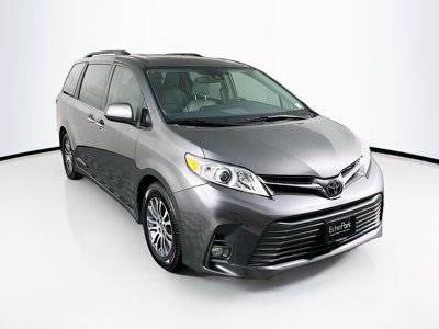 2018 Toyota Sienna XLE FWD photo