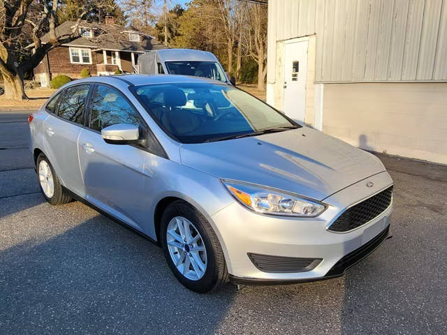 2017 Ford Focus SE FWD photo