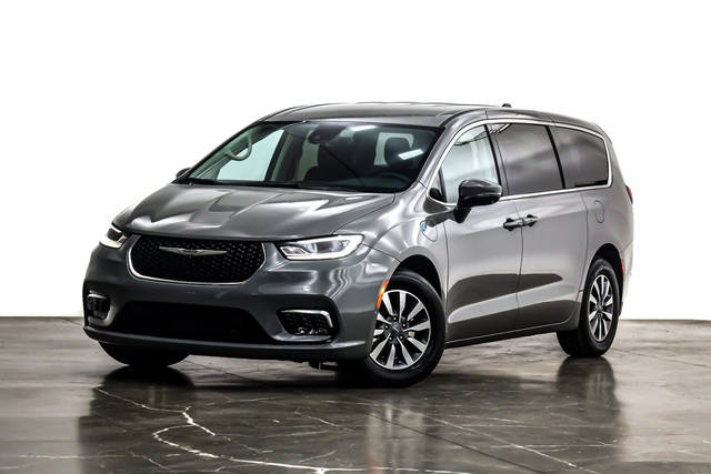 2023 Chrysler Pacifica Minivan Hybrid Touring L FWD photo