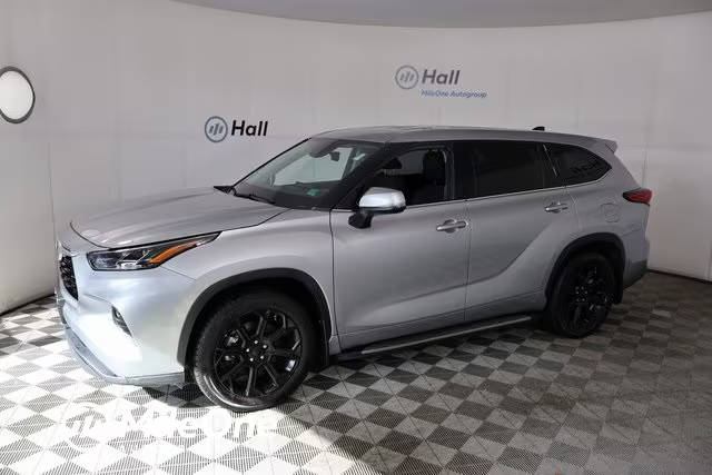 2022 Toyota Highlander LE FWD photo