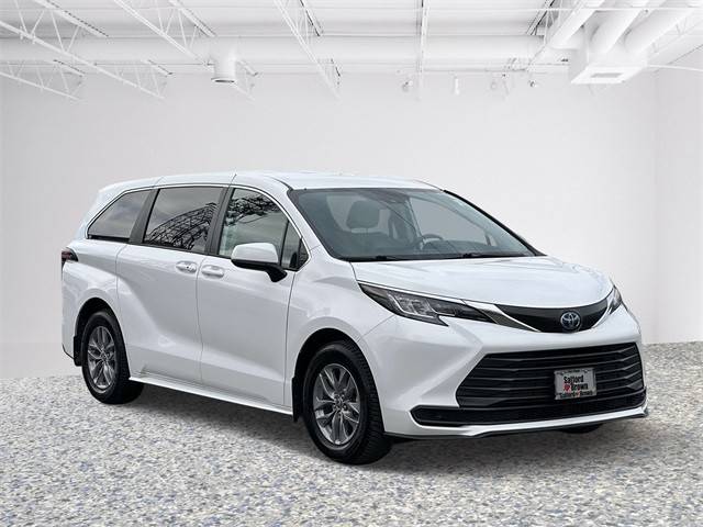 2022 Toyota Sienna LE FWD photo