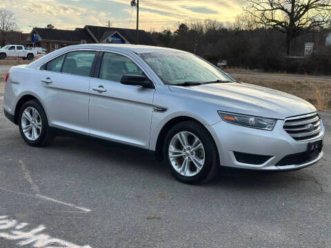 2017 Ford Taurus SE FWD photo