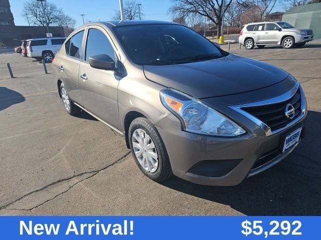 2016 Nissan Versa SV FWD photo