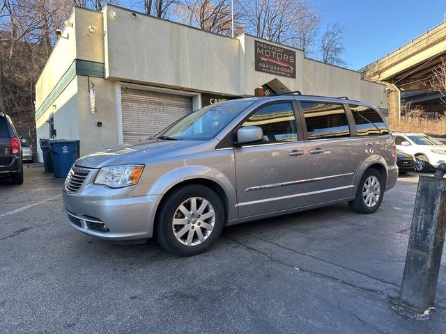 2016 Chrysler Town and Country Touring FWD photo