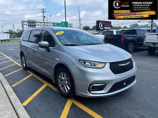 2023 Chrysler Pacifica Minivan Touring L FWD photo