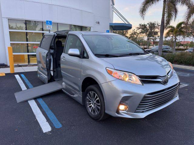 2019 Toyota Sienna XLE Premium FWD photo