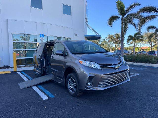 2020 Toyota Sienna XLE Premium FWD photo