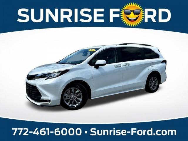 2023 Toyota Sienna XLE FWD photo