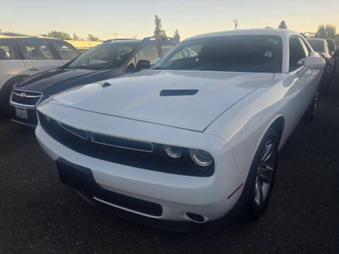 2015 Dodge Challenger SXT RWD photo