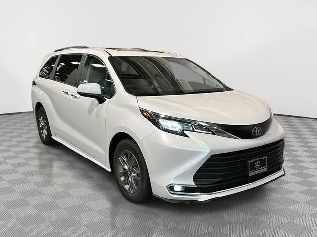 2023 Toyota Sienna XLE FWD photo