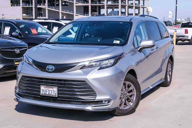2023 Toyota Sienna XLE FWD photo