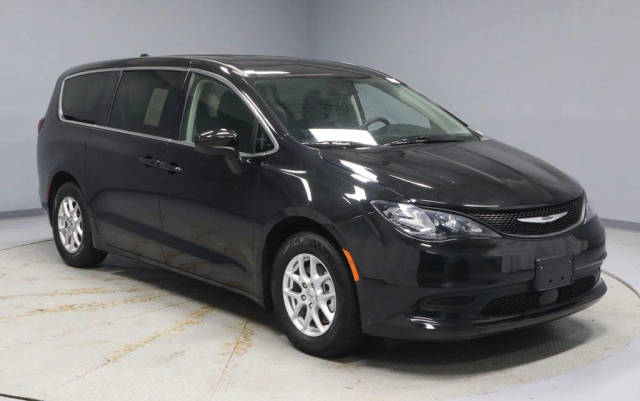 2023 Chrysler Voyager LX FWD photo