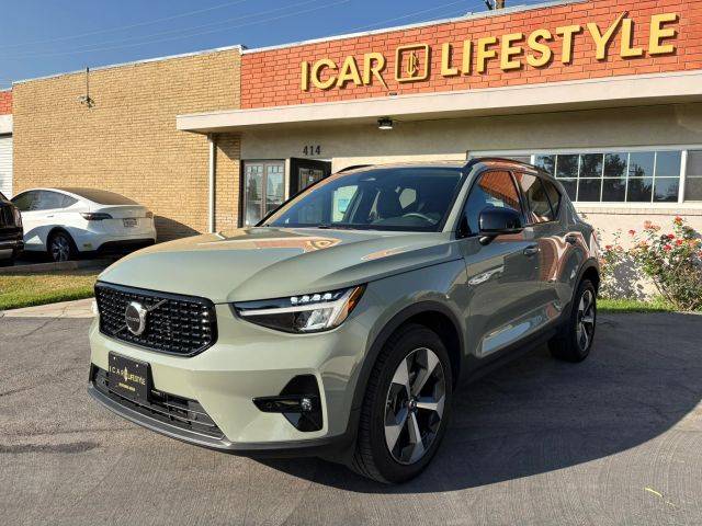 2023 Volvo XC40 Plus Dark Theme AWD photo